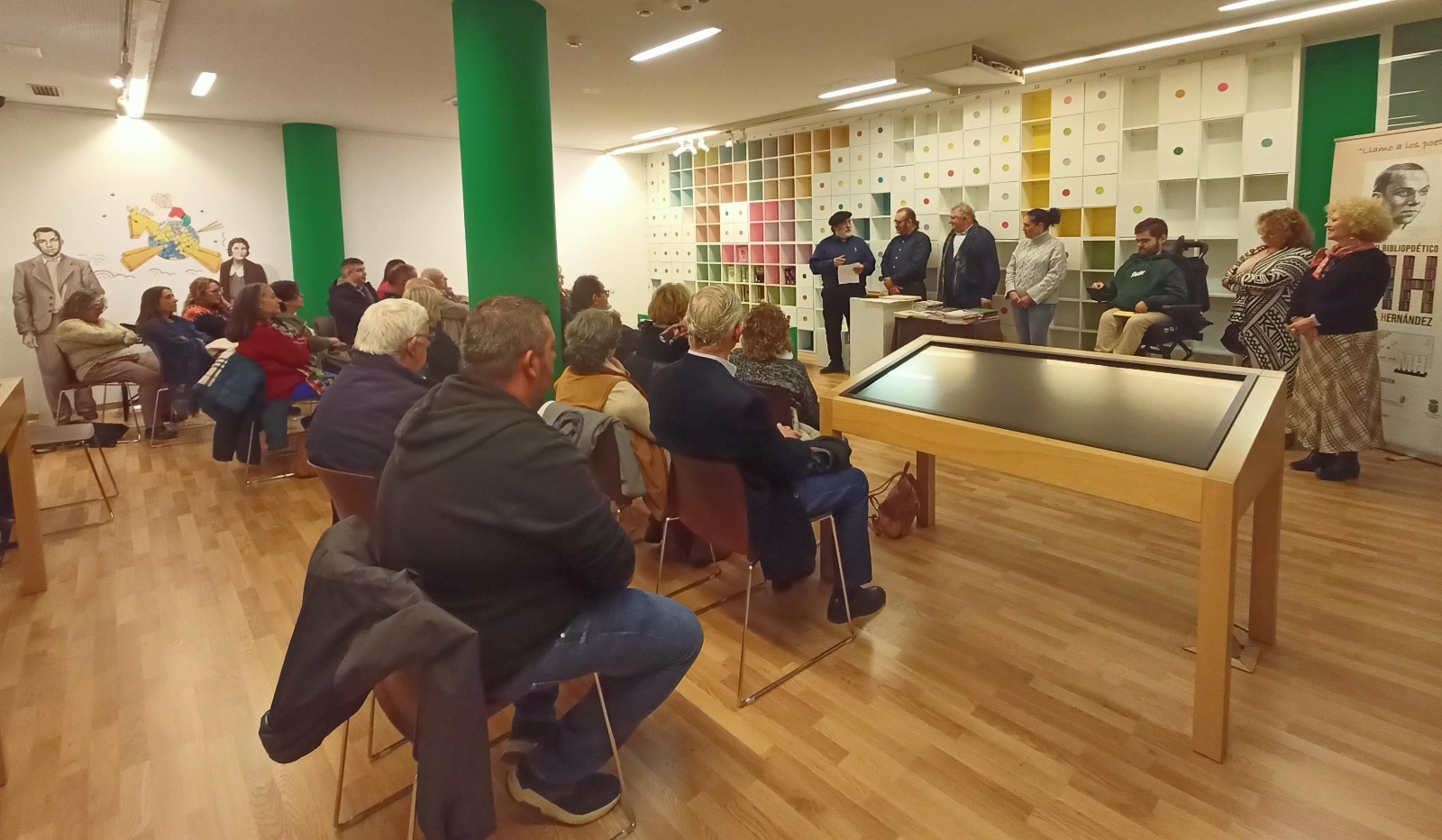 ENTREGA DE LIBROS DE POSESÍA A LA BIBLIOTECA MIGUEL HERNÁNDEZ DE QUESADA -JAÉN-